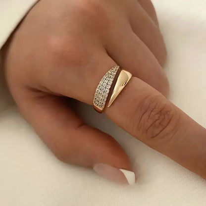 Anello elegante con pietre scintillanti