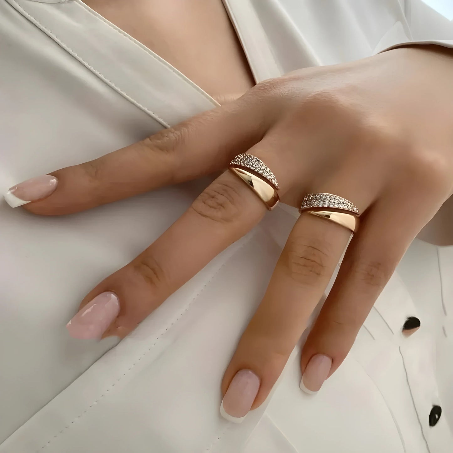 Anello elegante con pietre scintillanti