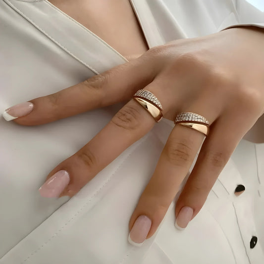 Anello elegante con pietre scintillanti