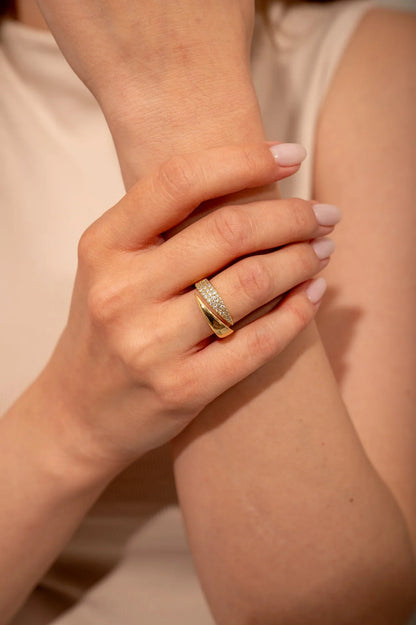 Anello elegante con pietre scintillanti