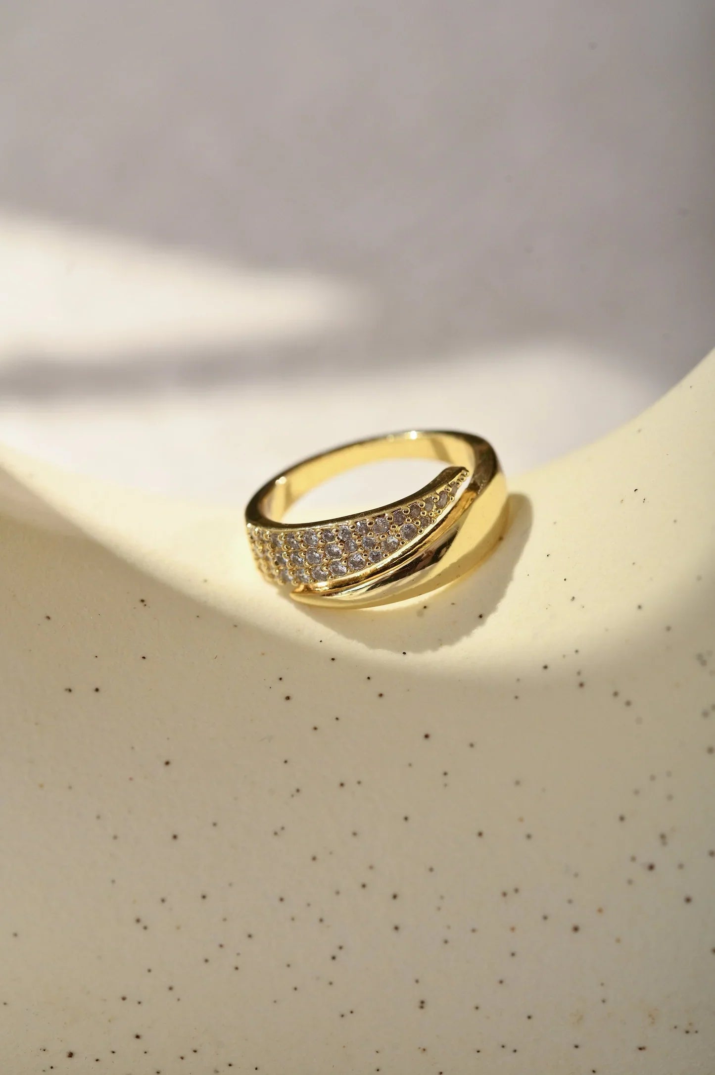 Anello elegante con pietre scintillanti