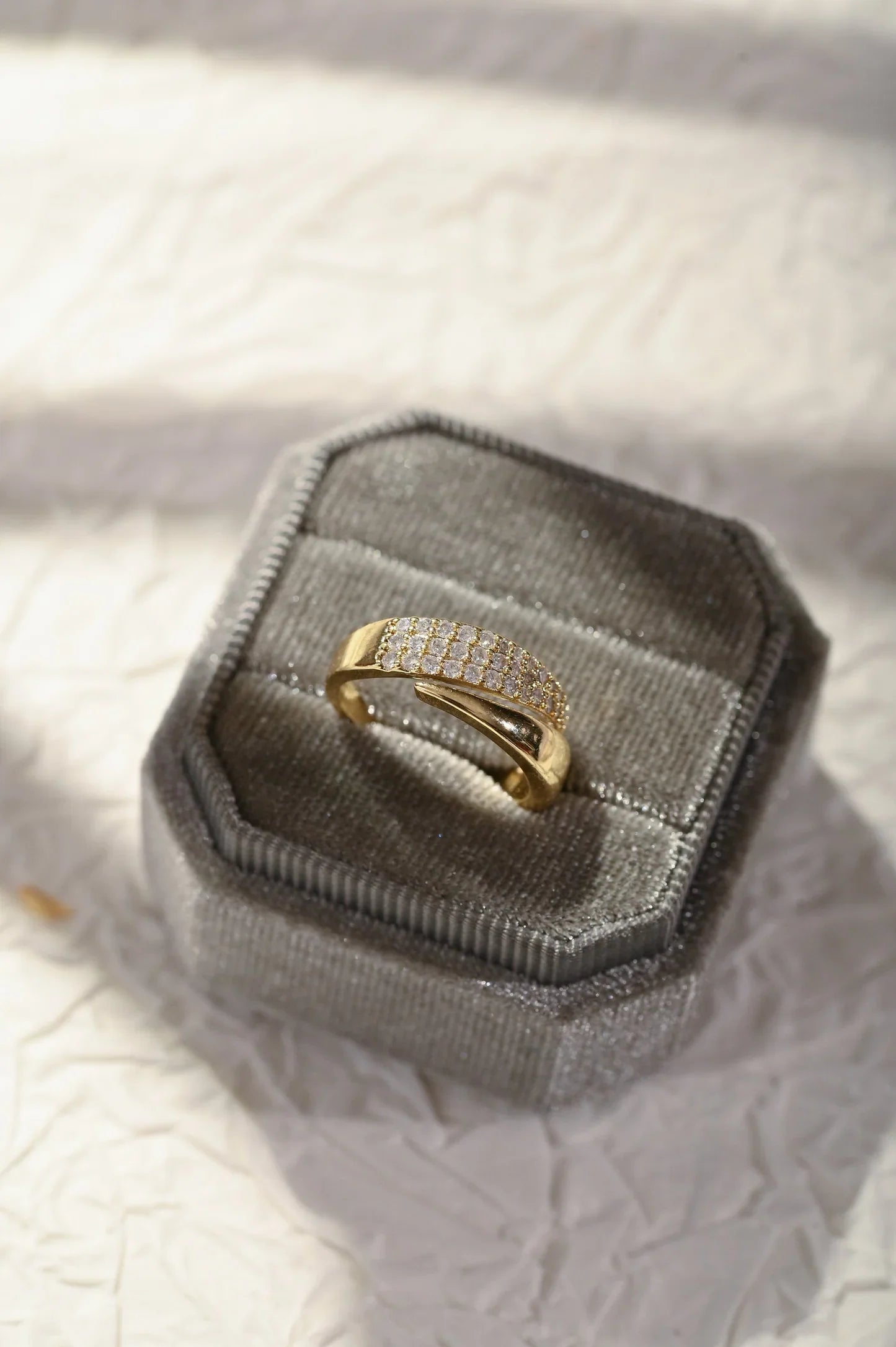 Anello elegante con pietre scintillanti