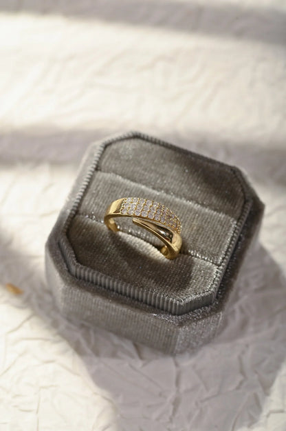 Anello elegante con pietre scintillanti