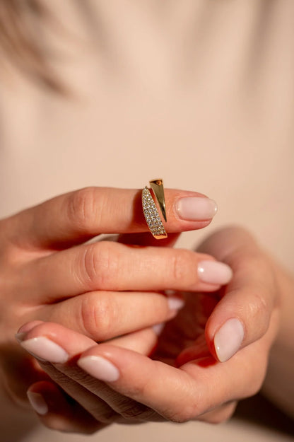 Anello elegante con pietre scintillanti