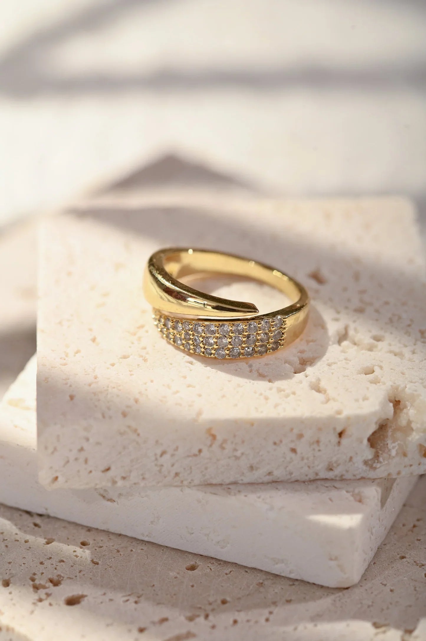 Anello elegante con pietre scintillanti